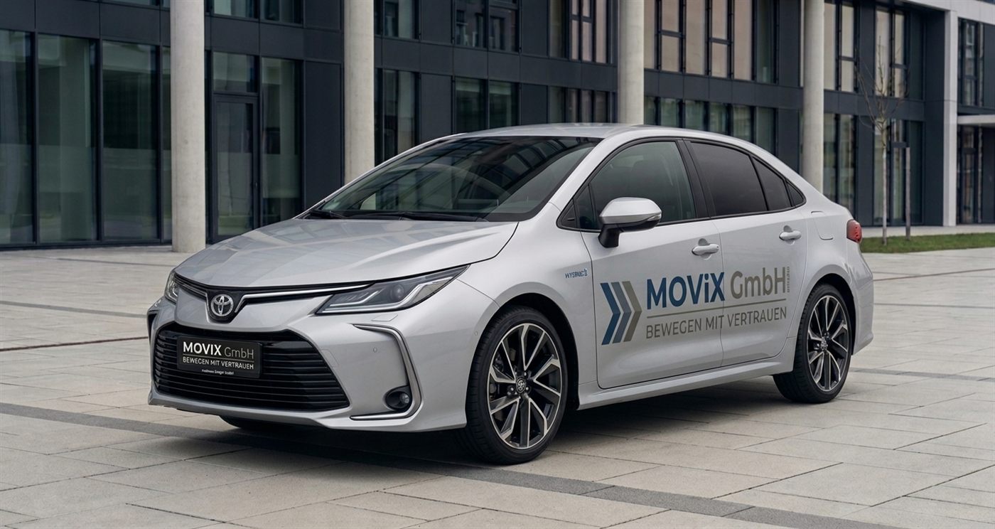MOViX-Fahrzeug für die Personenbeförderung vor einem Bürogebäude