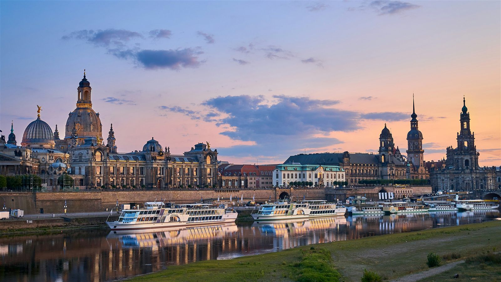 Skyline von Dresden mit Frauenkirche und Elbe bei Sonnenuntergang