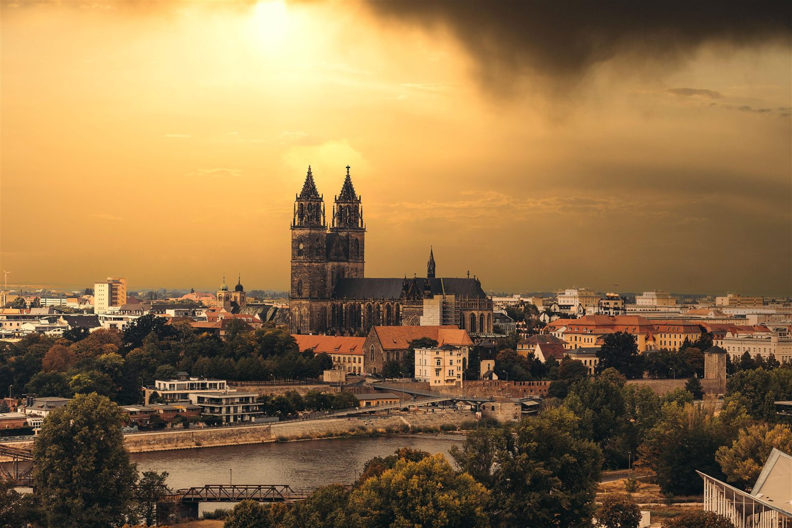 Skyline von Magdeburg mit Dom und Elbe bei Sonnenuntergang